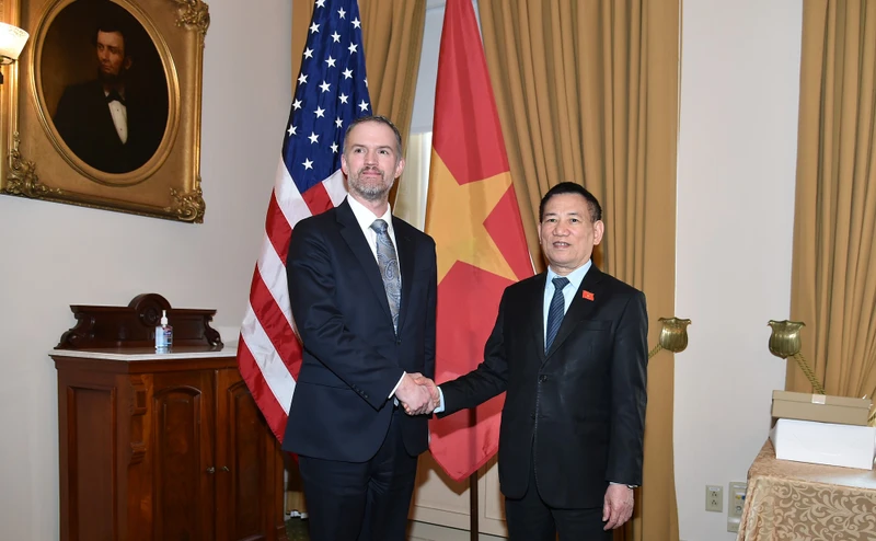 Deputy Prime Minister Ho Duc Phoc (R) and US Trade Representative Jamieson Greer. (Photo: VNA)
