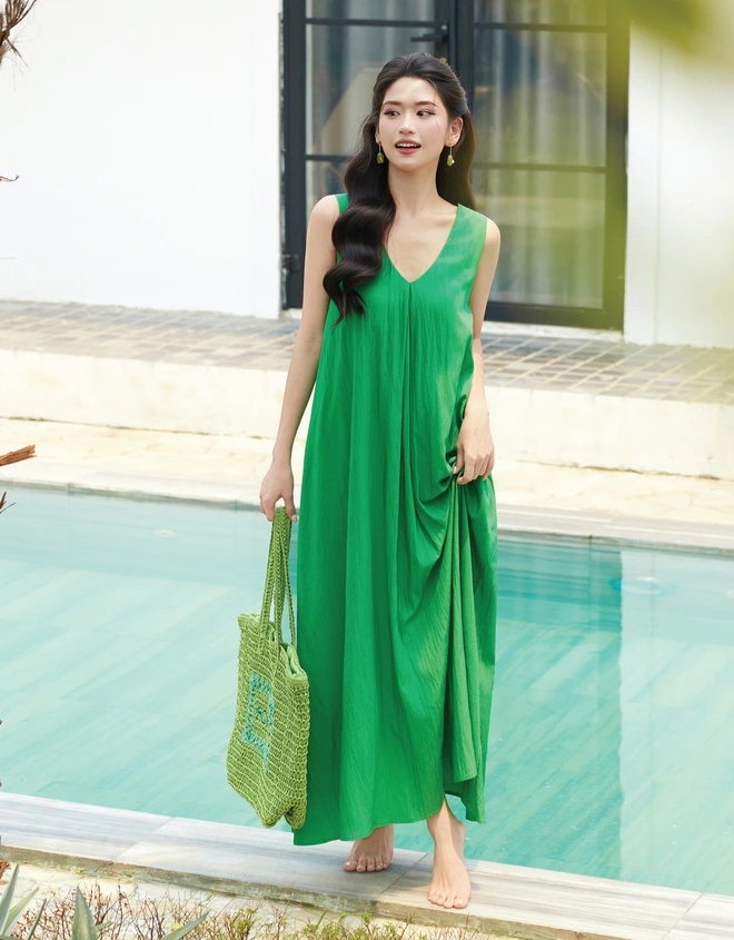 Chọn mặc đẹp từ các thiết kế váy suông linen và vải tơ chính là sự ưu tiên của quý cô lựa chọn niềm vui và lợi ích từ trang phục thay vì cái đẹp hào nhoáng nhưng không thoải mái