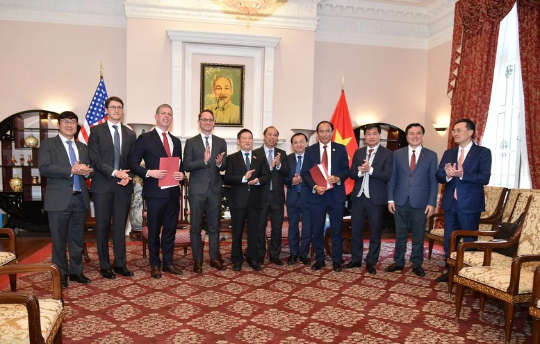 Deputy Prime Minister Ho Duc Phoc witnesses the signing ceremony of a Memorandum of Understanding on cooperation between Vietnam’s Vietjet and Air Finance of the US. (Photo: VNA)