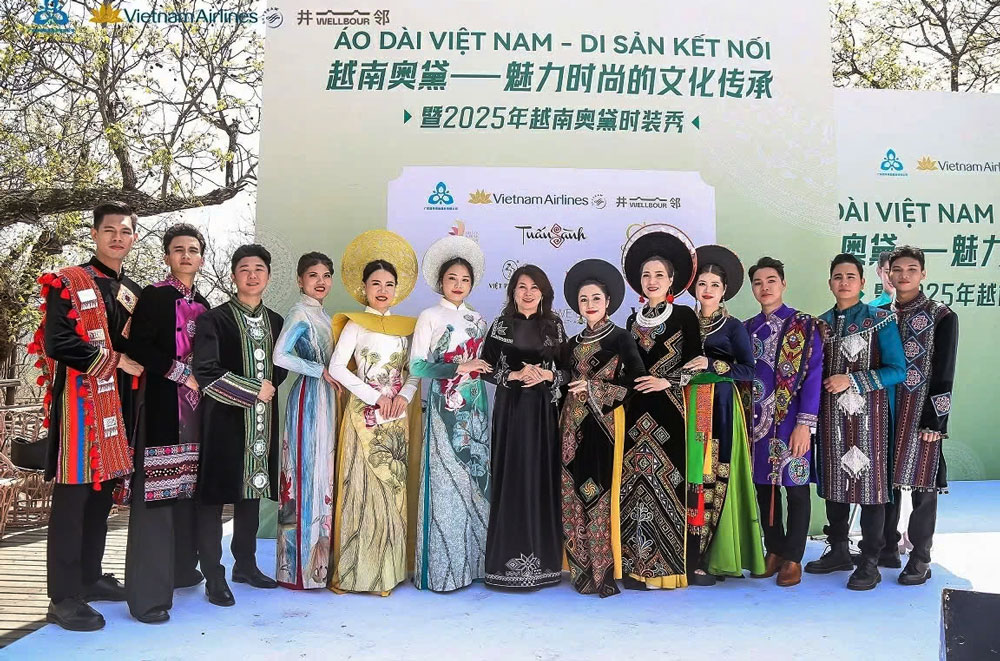 越凤奥黛在北京亮相