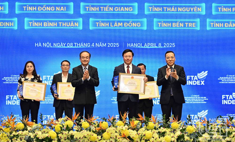 A representative of Thai Nguyen province received a Certificate of Merit from the Ministry of Industry and Trade.