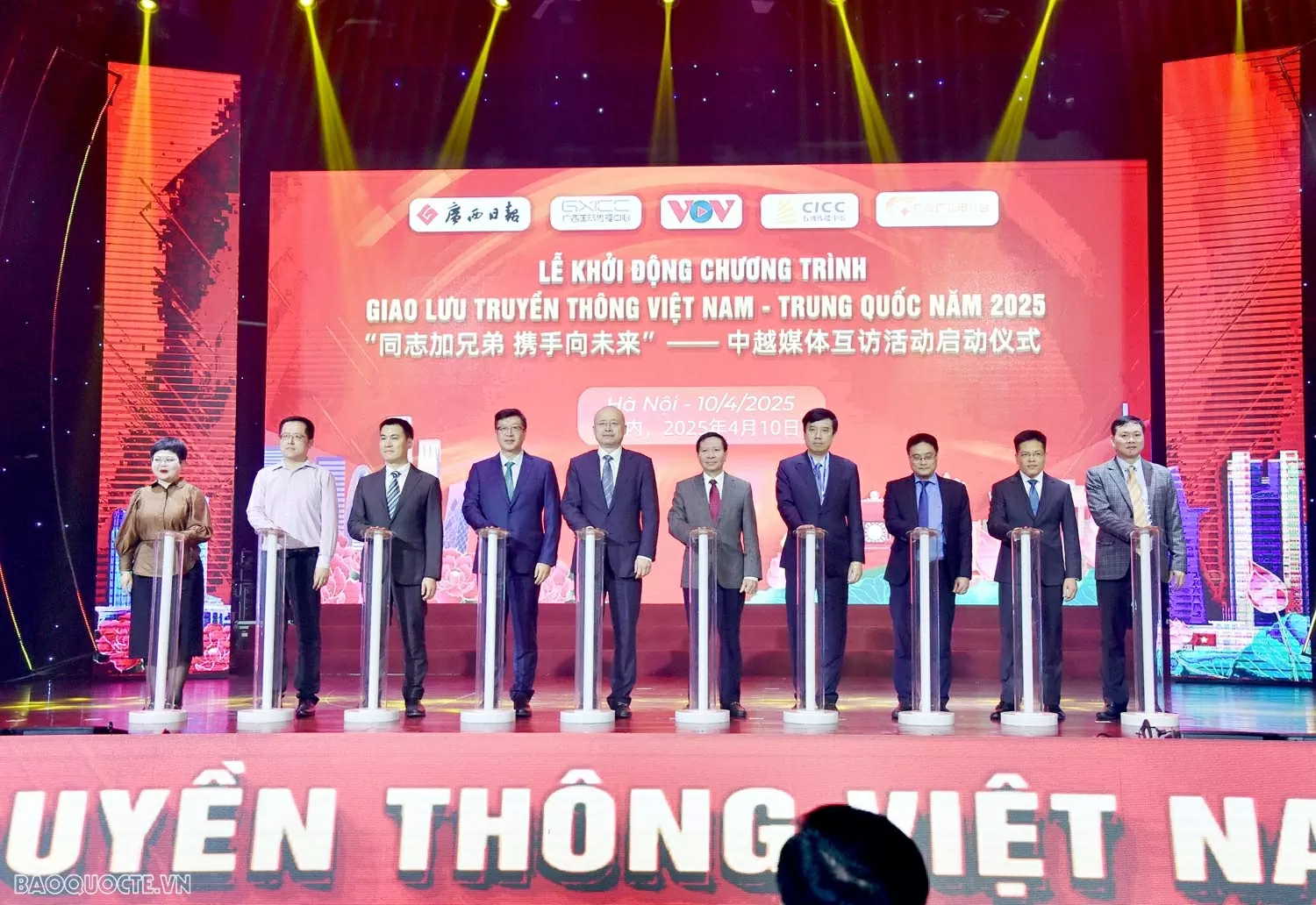 两国代表共同按下启动按钮，正式启动2025年越中媒体交流活动。（光和  摄）