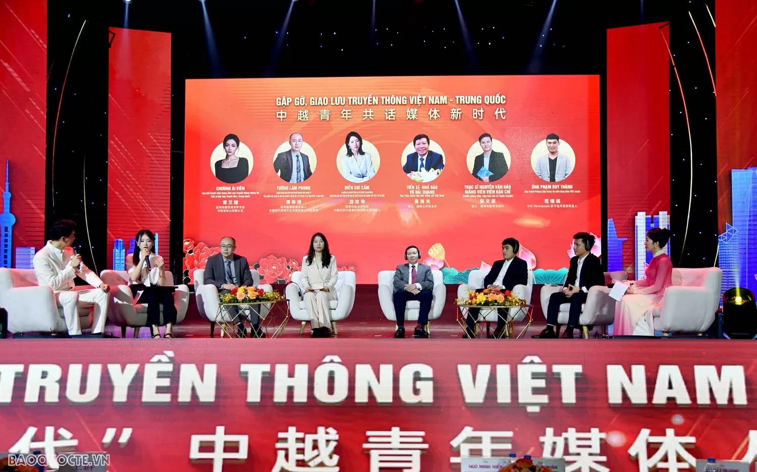 与会代表围绕“数字时代的新闻与传播”主题展开了热烈讨论。（光和   摄）