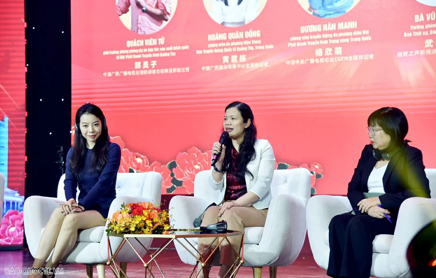 在“数字传播时代中的越中青年”专题研讨座谈会上，世界与越南报副总编黄艳幸做了题为年轻记者在加强越中关系中的作用的报告。（光和  摄）