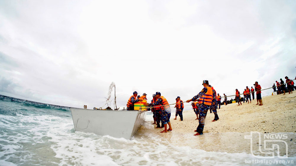 Những người lính hải quân vận chuyển hàng hóa vào đảo An Bang.