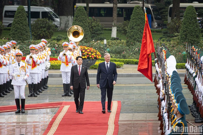 Chủ tịch nước Lương Cường và Nhà Vua Philippe duyệt Đội Danh dự Quân đội nhân dân Việt Nam.