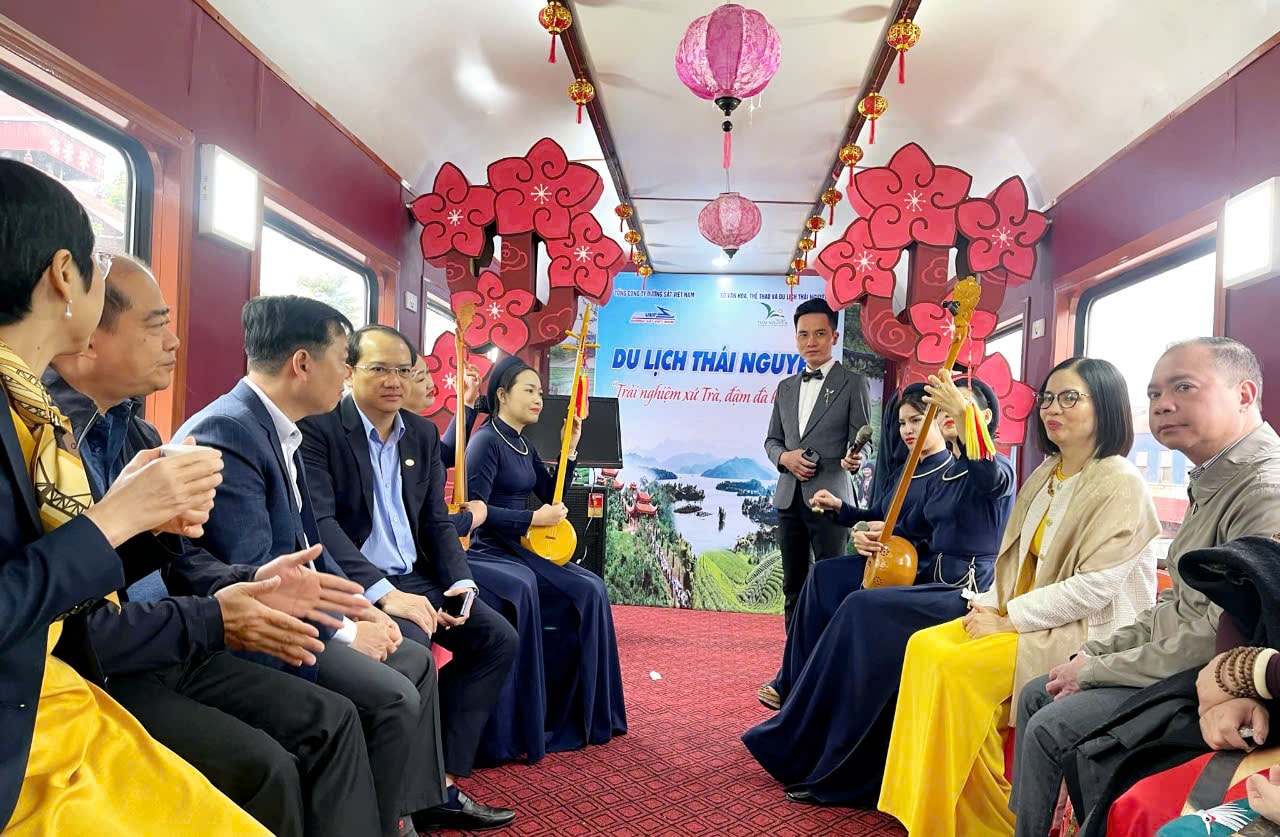 Du khách trải nghiệm tuyến du lịch đường sắt Hà Nội - Thái Nguyên. Ảnh: Lan Hương