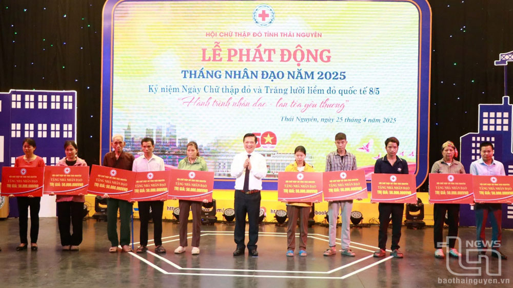 Các tổ chức, đơn vị, cá nhân nhà hảo tâm trao tượng trưng kinh phí hỗ trợ xây dựng nhà nhân đạo cho các gia đình có hoàn cảnh đặc biệt khó khăn.