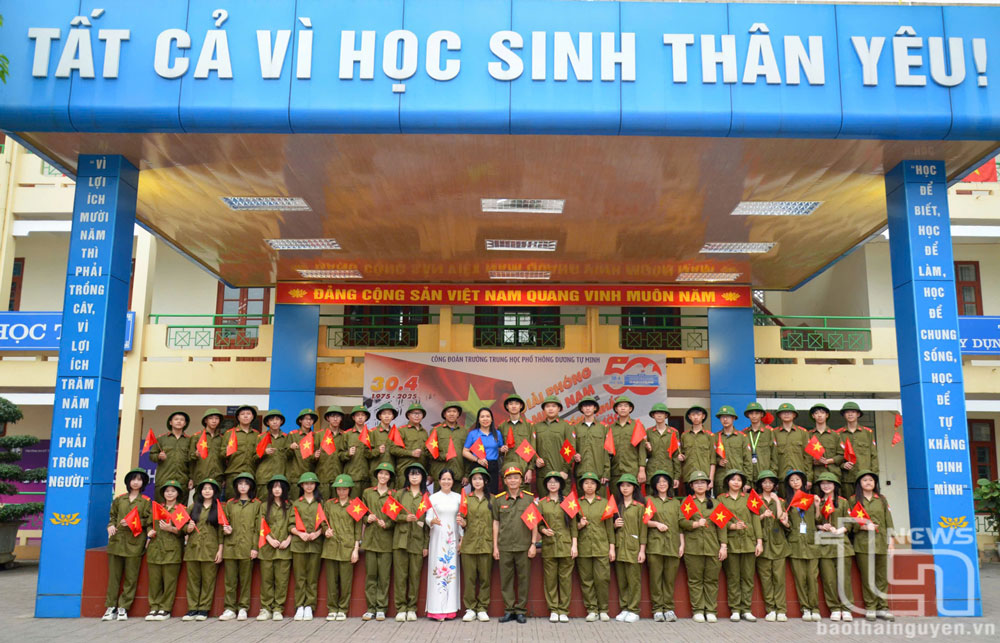 Các em học sinh Trường THPT Dương Tự Minh trong tiết học Giáo dục Quốc phòng - An ninh.