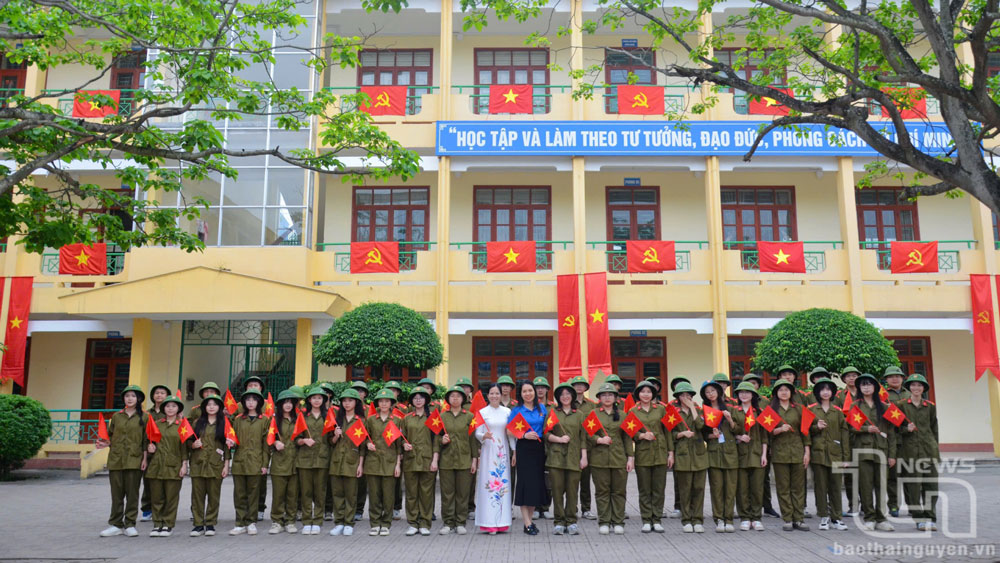 Ban Giám hiệu Trường THPT Dương Tự Minh cùng tham gia hoạt động ý nghĩa với học sinh.