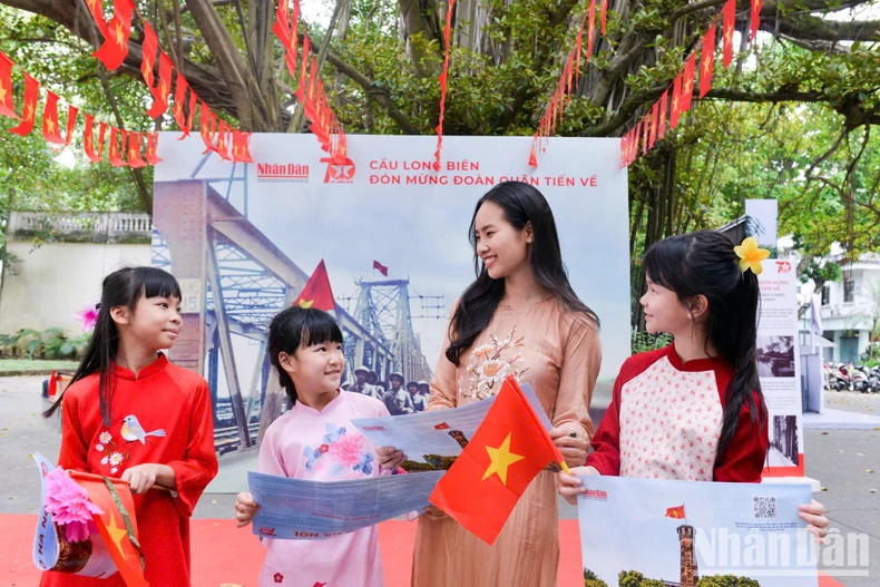 Học sinh tiểu học và cô giáo. (Ảnh minh hoạ: SƠN BÁCH)