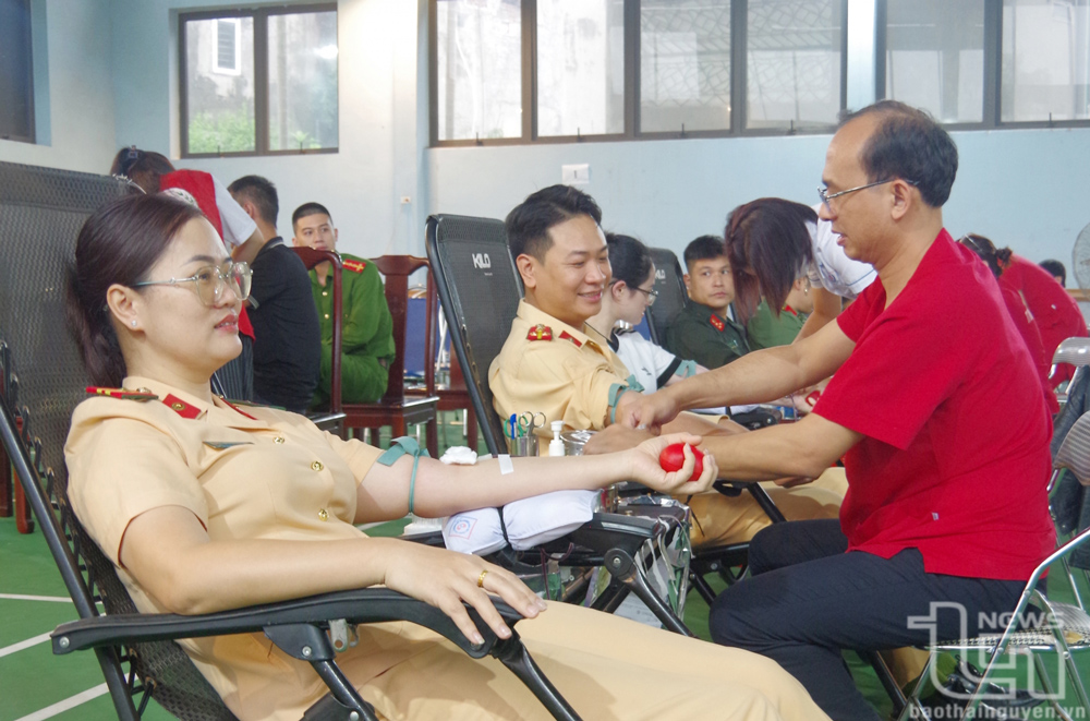 Chiến sĩ Công an tỉnh Thái Nguyên hiến máu.