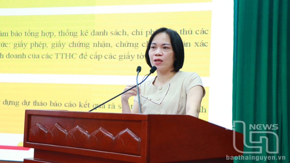 太原省公共行政服务中心领导在会上就行政手续审查、削减与简化的业务操作进行了指导。