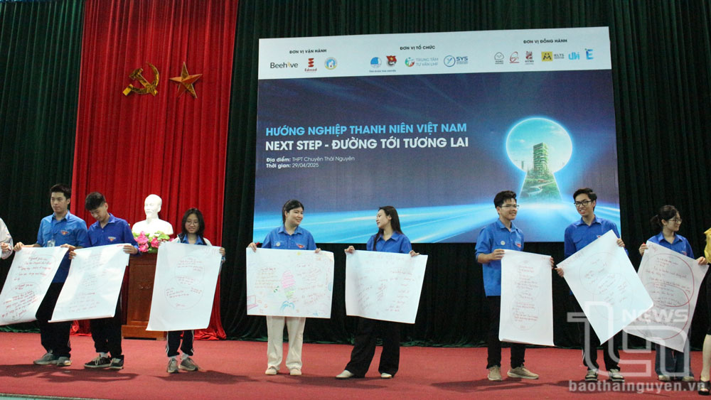 Học sinh khối 11 tham gia các hoạt động trải nghiệm tại Chương trình, thi thuyết trình về định hướng ngành nghề trong tương lai.