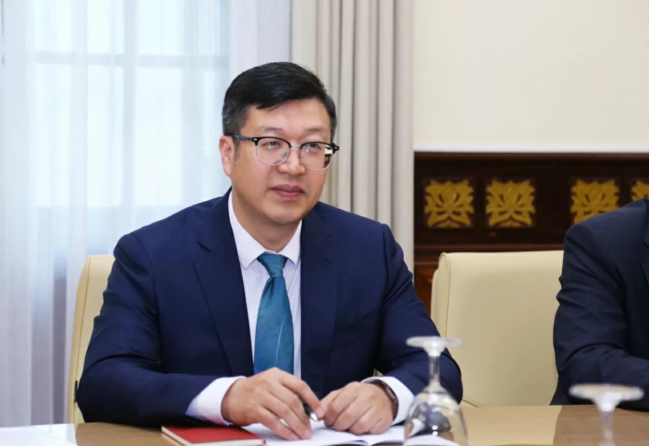 广西壮族自治区党委宣传部副部长、自治区政府新闻办主任黎攀在座谈会上发表讲话。（成龙 摄）