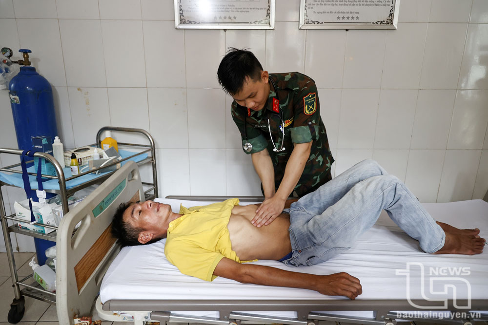 Bác sĩ quân y khám bệnh cho người dân trên đảo Trường Sa.