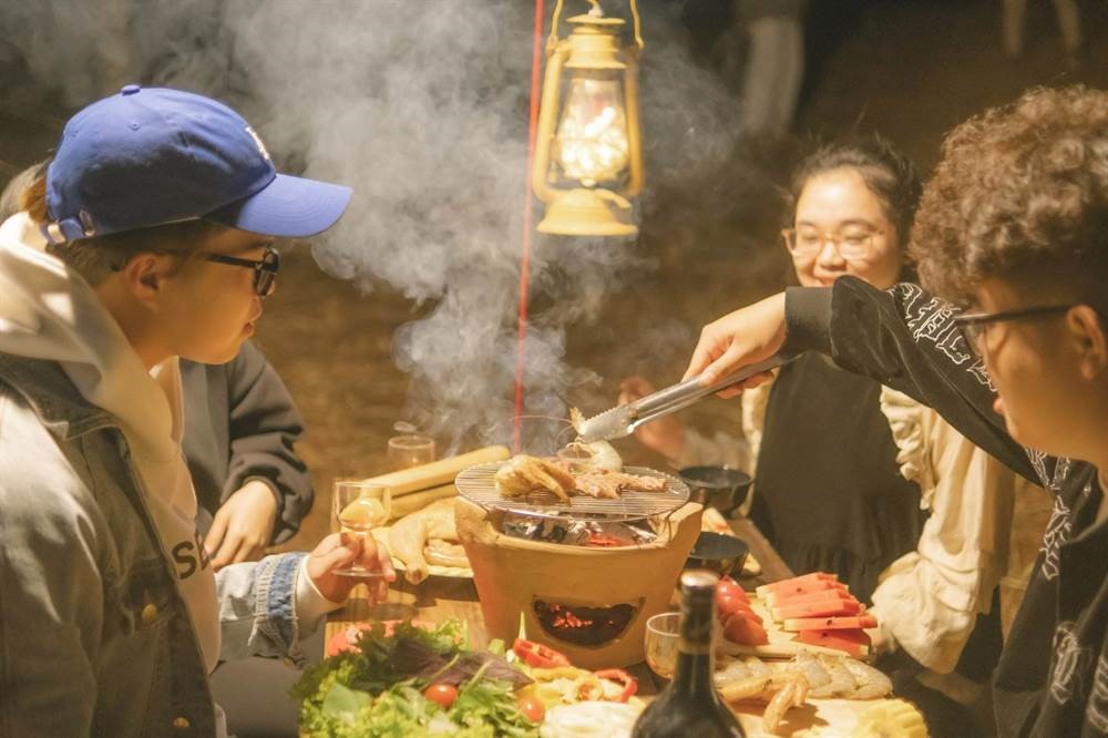  
Du khách cùng nhau thưởng thức bữa tiệc BBQ