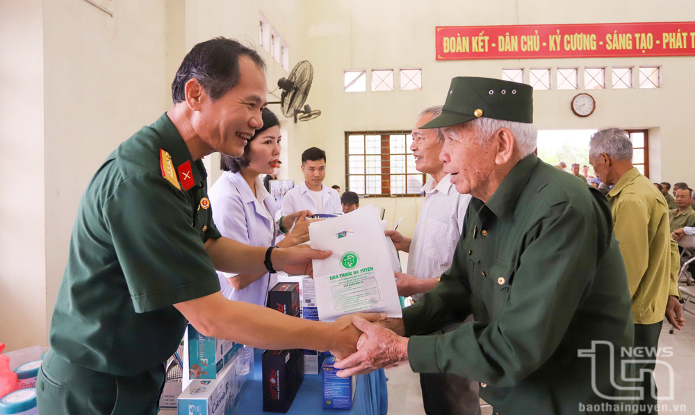 Nạn nhân chất độc da cam được tặng 1 phần quà là thuốc bổ và thuốc chữa bệnh phù hợp.