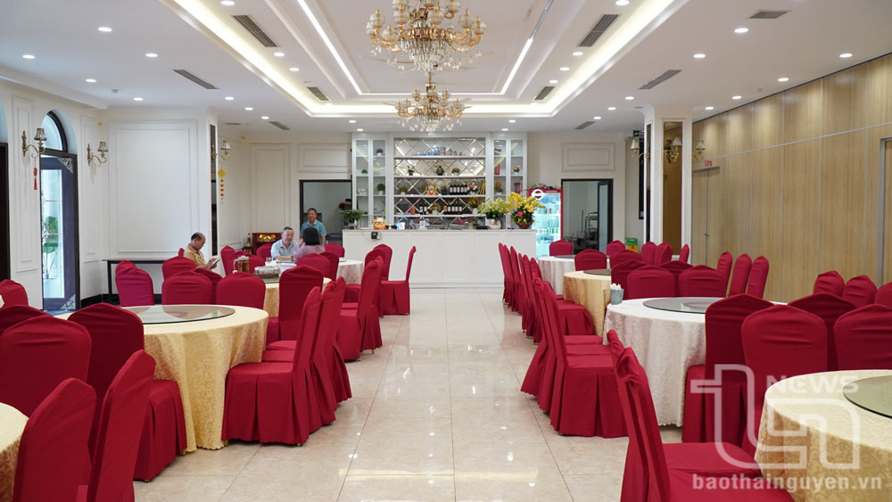 Dù đang lúc giờ cao điểm buổi trưa, nhưng nhiều nhà hàng vẫn vắng khách.