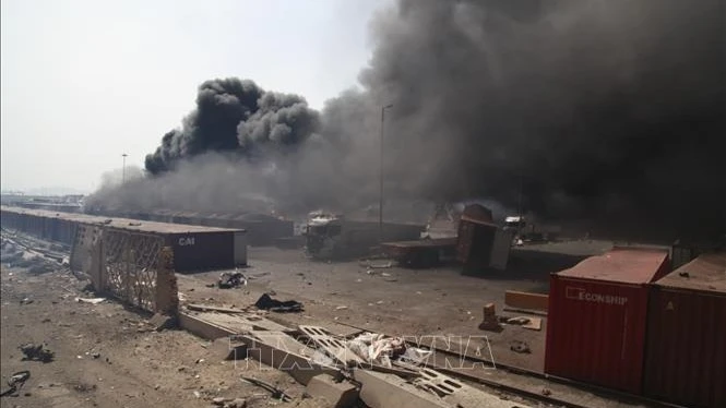Hiện trường vụ nổ tại cảng Shahid Rajaee ở tỉnh Hormozgan, Iran ngày 26/4/2025. (Ảnh: THX/TTXVN)