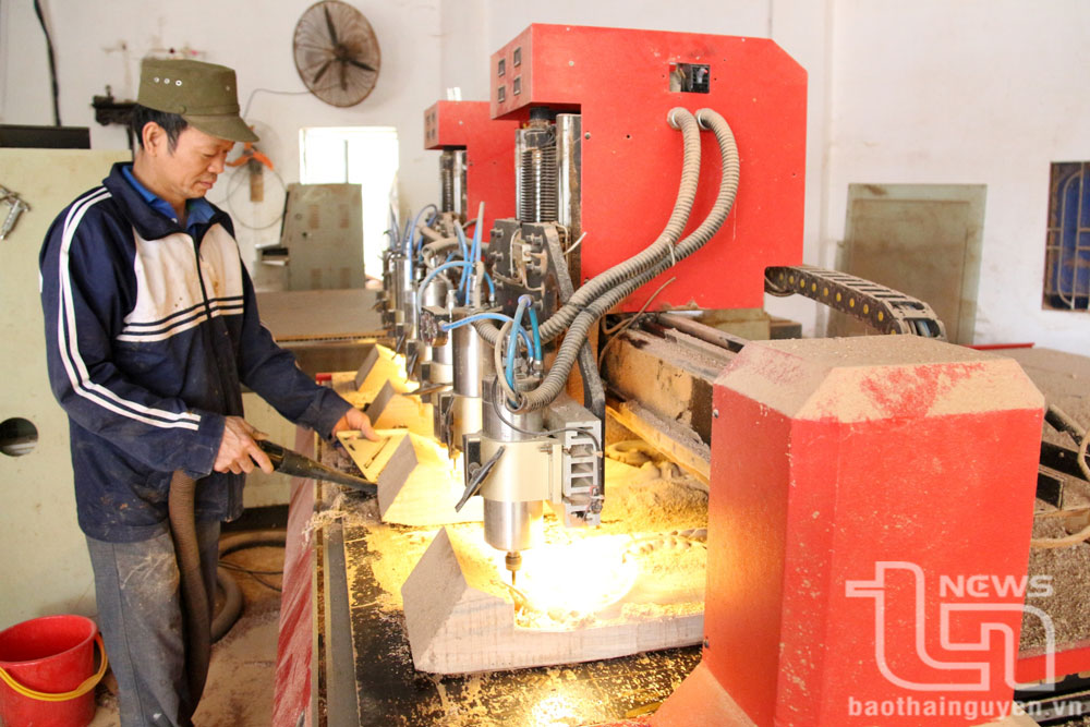 Gia đình ông Dương Đình Tuy, xóm Tân Sơn 8, xã Xuân Phương (Phú Bình), được hỗ trợ 50 triệu đồng từ Quỹ hỗ trợ nông dân để sản xuất đồ gỗ mỹ nghệ.