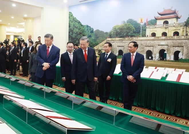The two leaders jointly witness the presentation of 45 cooperation documents across a wide range of sectors (Photo: VNA)