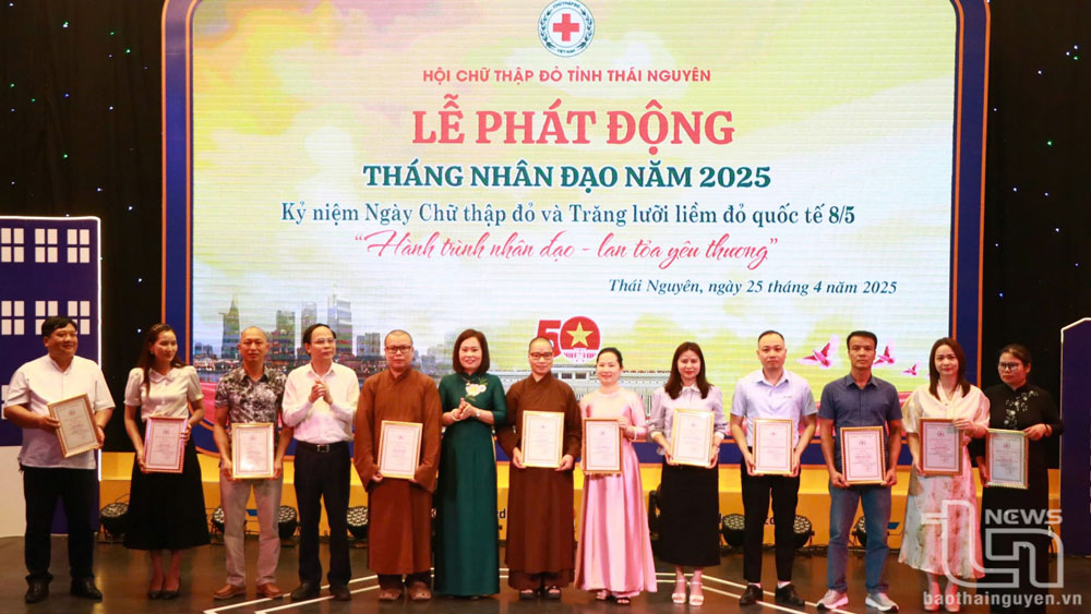 Các đồng chí lãnh đạo tỉnh, Hội Chữ thập đỏ tỉnh trao Giấy chứng nhận tấm lòng vàng tặng các tập thể, cá nhân có nhiều đóng góp trong công tác nhân đạo.