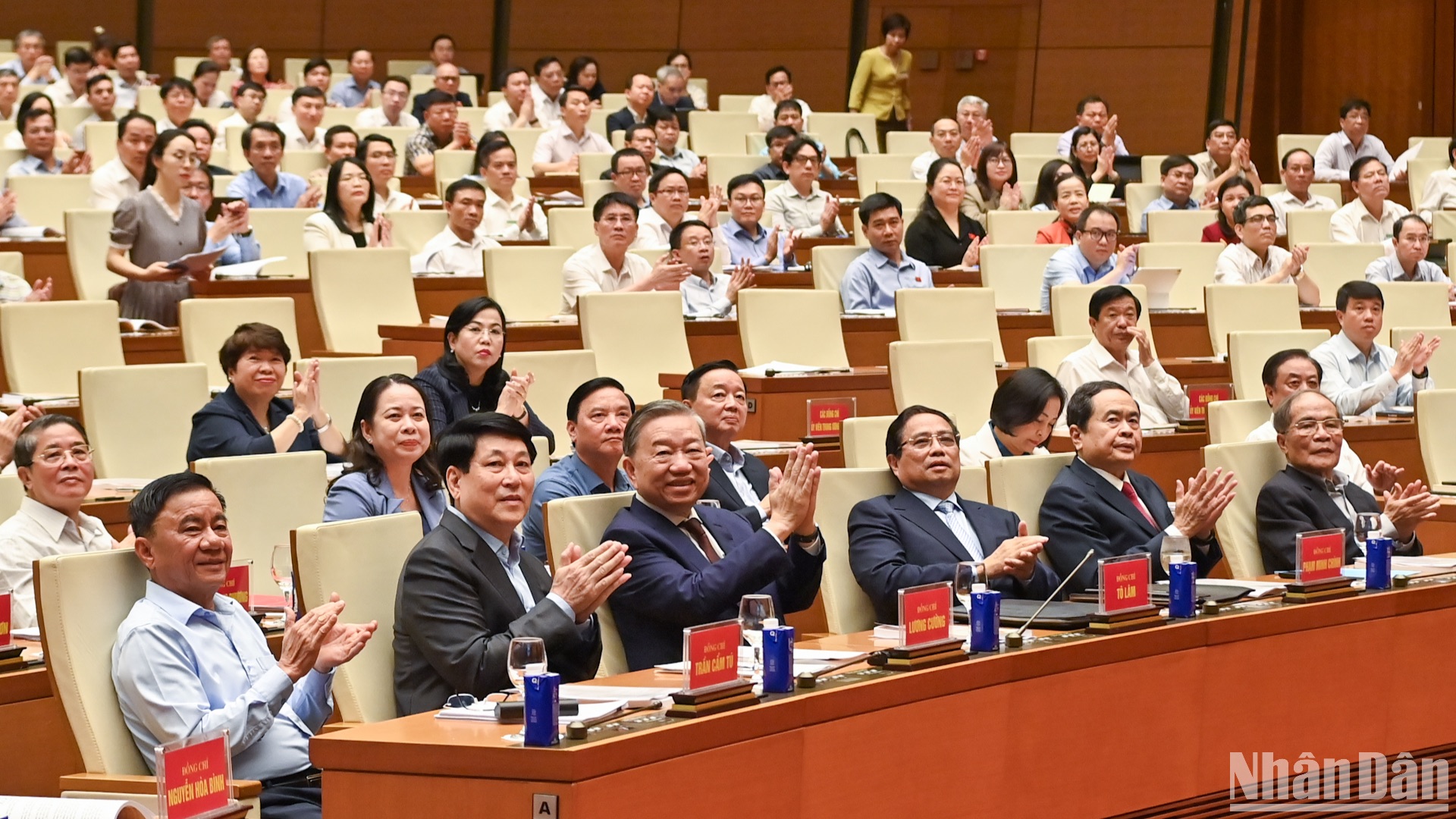 Các đồng chí lãnh đạo, nguyên lãnh đạo Đảng, Nhà nước dự hội nghị.