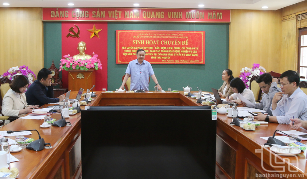 Các đảng viên tham gia sinh hoạt chuyên đề.