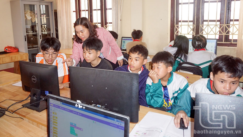 Tiết học tin học của cô và trò học sinh Trường THCS Tân Quang (TP. Sông Công).