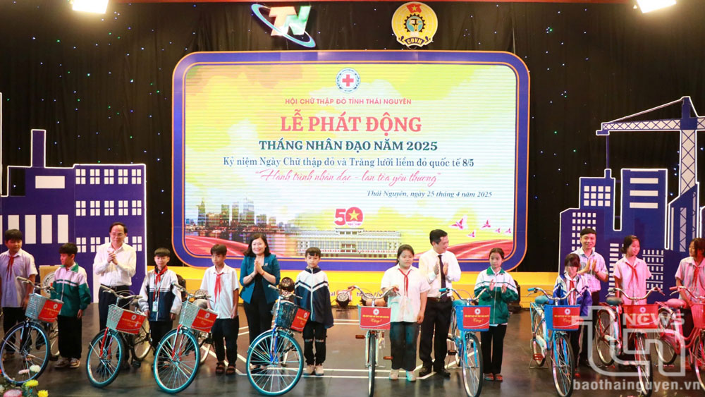 Đồng chí Phó Chủ tịch HĐND tỉnh Mai Thị Thúy Nga cùng đại diện các đơn vị, nhà hảo tâm trao quà tặng các em học sinh có hoàn cảnh đặc biệt khó khăn vươn lên học tốt.