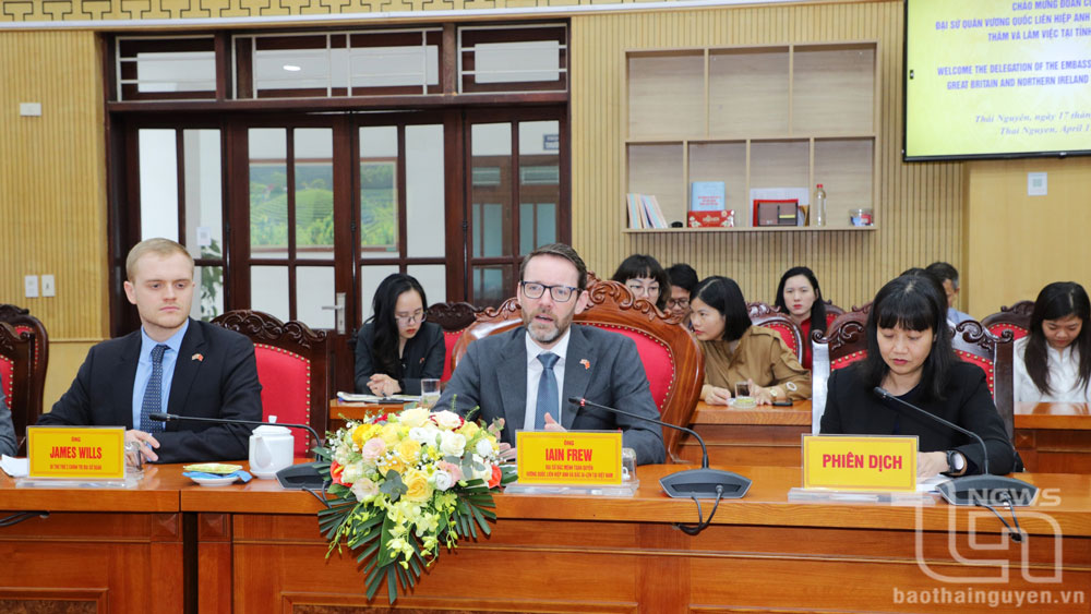 Ngài Iain Frew, Đại sứ đặc mệnh toàn quyền Vương quốc Liên hiệp Anh và Bắc Ai-len tại Việt Nam, cùng Đoàn công tác.
