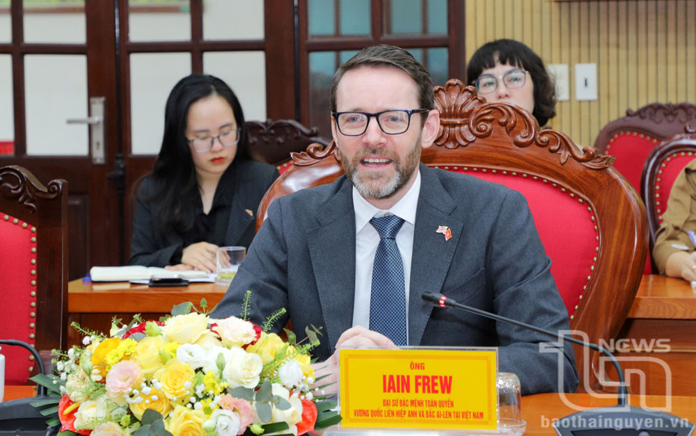 Ngài Iain Frew phát biểu tại buổi làm việc.