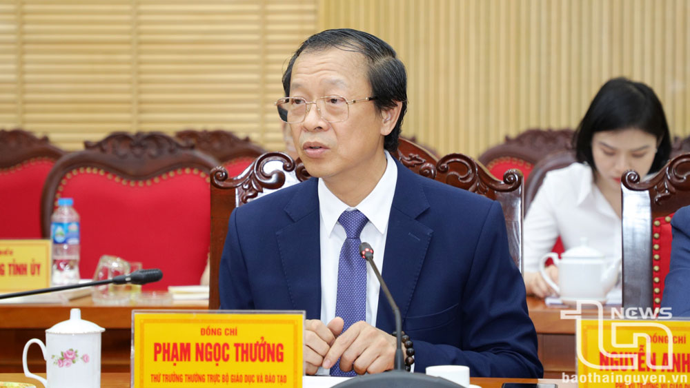 Thứ trưởng Bộ Giáo dục và Đào tạo Phạm Ngọc Thưởng phát biểu tại buổi làm việc.