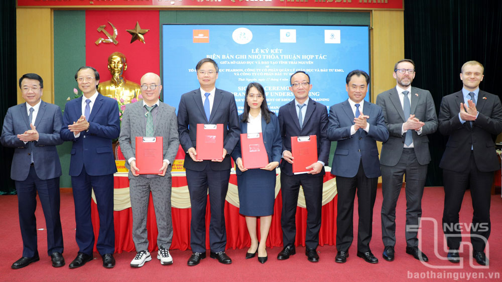 các đồng chí lãnh đạo tỉnh và đại biểu chứng kiến đại diện Sở Giáo dục và Đào tạo tỉnh Thái Nguyên ký kết hợp tác với Tổ chức Giáo dục Pearson, Công ty CP Quản lý giáo dục và đầu tư EMG, Công ty CP Đầu tư SIGMA Group