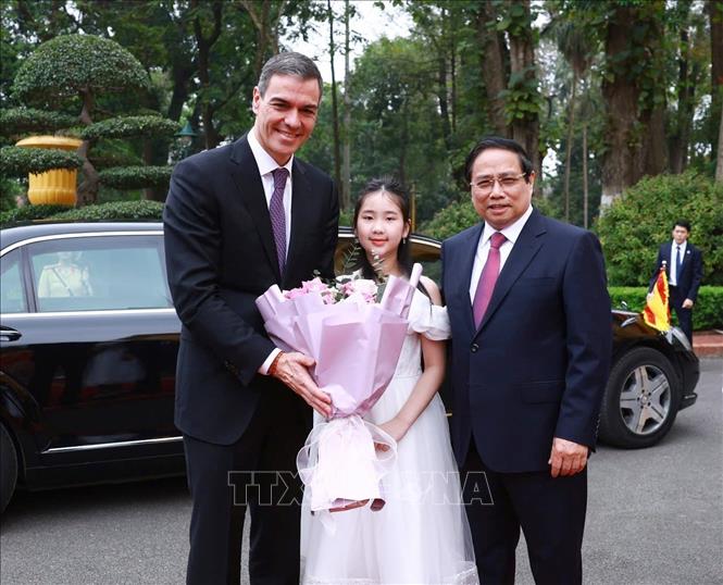 Thủ tướng Phạm Minh Chính đón Thủ tướng Tây Ban Nha Pedro Sánchez. Ảnh: Dương Giang/ TTXVN