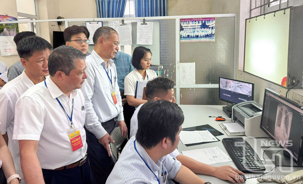 Các thành viên Hội đồng thẩm định kiểm tra thực tế việc ứng dụng công nghệ thông tin tại các khoa chuyên môn tại Bệnh viện.