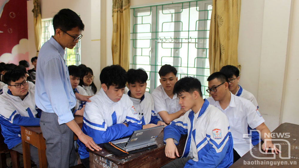 Giáo viên Trường THPT Khánh Hòa hỗ trợ, hướng dẫn học sinh lớp 12 đăng ký thi thử tốt nghiệp THPT 2025 và rà soát kỹ các thông tin cá nhân trên hệ thống.