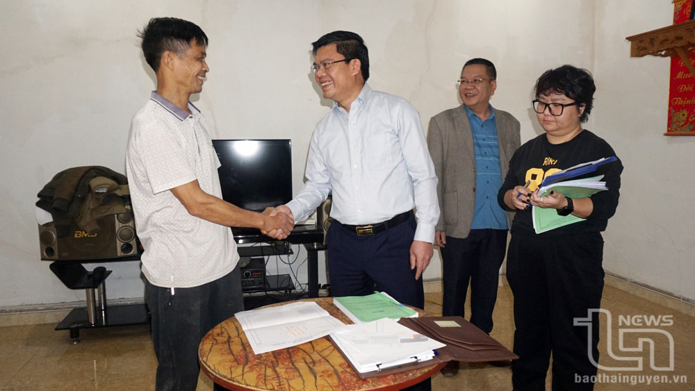 Đại diện UBND TP. Thái Nguyên đến làm việc tại gia đình bà Huỳnh Kim Thoa (ở phường Trưng Vương) để giải quyết kiến nghị của bà theo chỉ đạo của đồng chí Bí thư Tỉnh ủy và lãnh đạo Thành ủy Thái Nguyên trong buổi tiếp công dân.