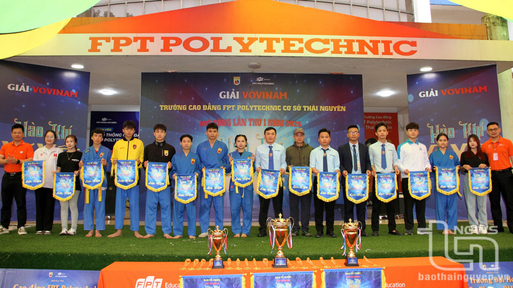 Đại diện Trường Cao đẳng FPT Polytechnic - cơ sở Thái Nguyên trao cờ lưu niệm cho các đội tham gia thi đấu.