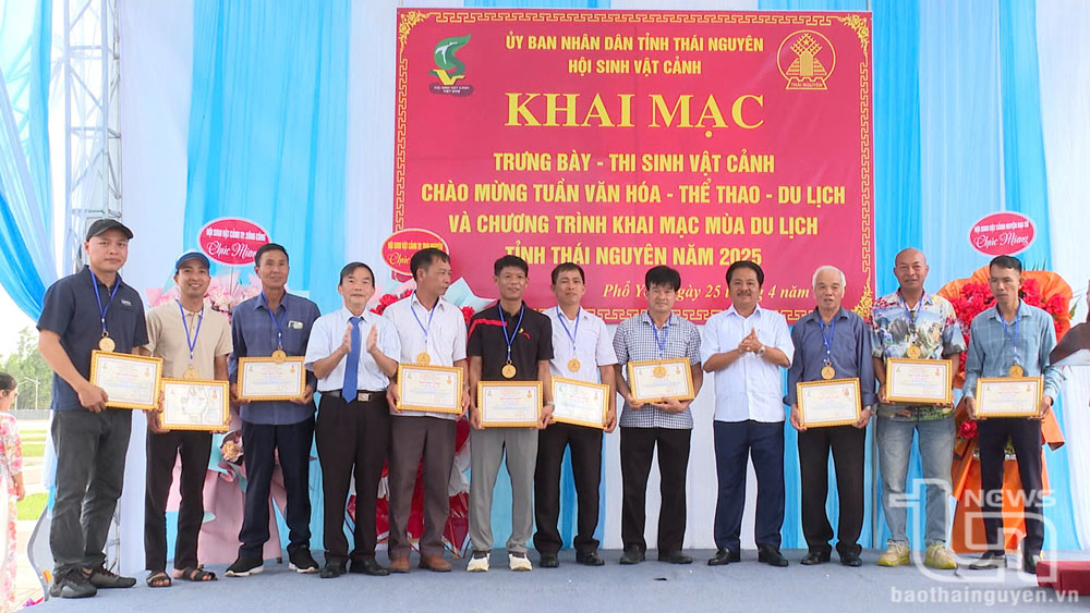 Hội Sinh vật cảnh tỉnh Thái Nguyên tặng Giấy khen cho các doanh nghiệp, đơn vị, nhà hảo tâm tài trợ, ủng hộ chương trình trưng bày - thi sinh vật cảnh.