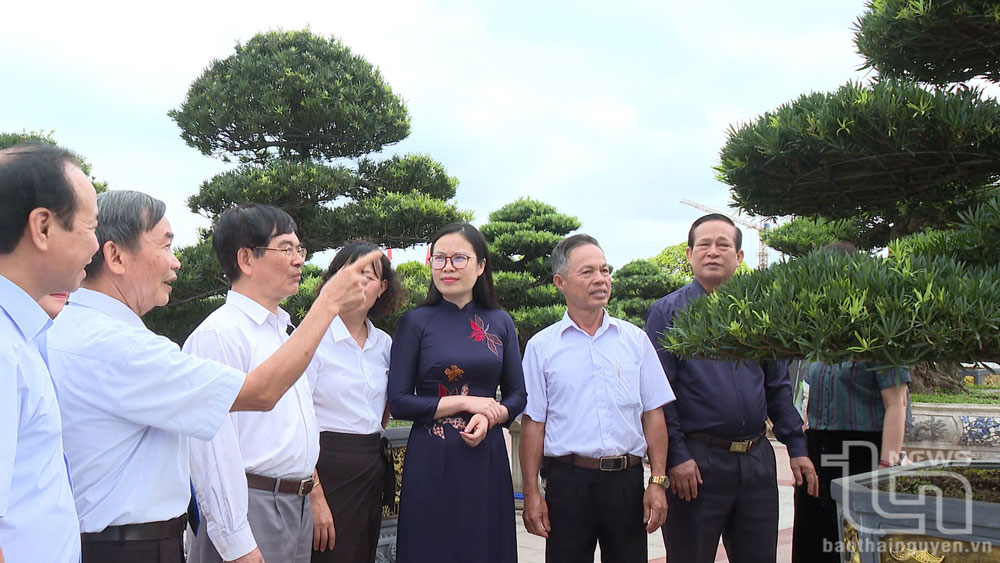 Lãnh đạo Sở Văn hóa, Thể thao và Du lịch, Các đại biểu, hội viên Hội sinh vật cảnh tỉnh Thái Nguyên tham quan khu trưng bày - thi sinh vật cảnh.