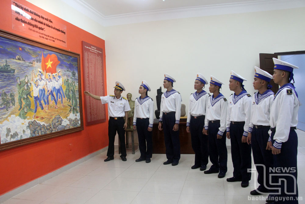 Cán bộ, chiến sĩ tham quan nhà truyền thống, nơi lưu giữ hình ảnh, câu chuyện về lịch sử gìn giữ quần đảo Trường Sa.