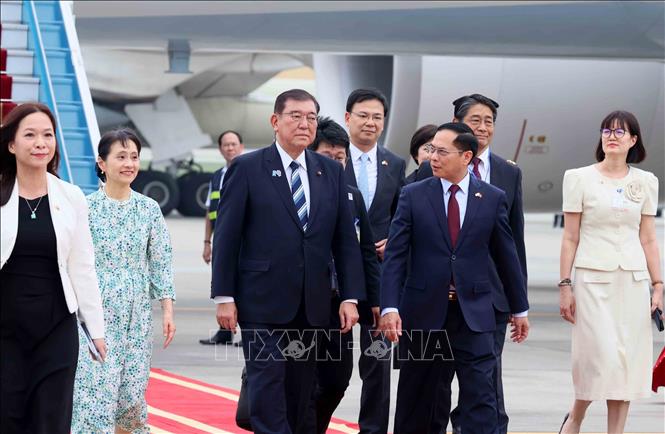 Phó Thủ tướng, Bộ trưởng Ngoại giao Bùi Thanh Sơn đón Thủ tướng Nhật Bản Ishiba Shigeru và Phu nhân tại Sân bay quốc tế Nội Bài. Ảnh: An Đăng/TTXVN