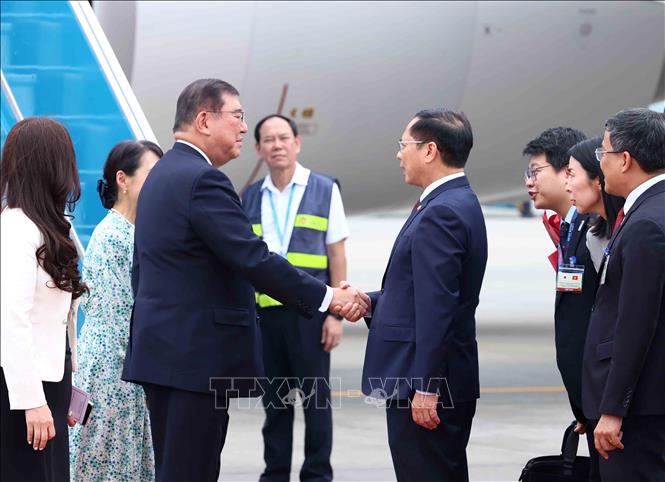 Phó Thủ tướng, Bộ trưởng Ngoại giao Bùi Thanh Sơn đón Thủ tướng Nhật Bản Ishiba Shigeru và Phu nhân tại Sân bay quốc tế Nội Bài. Ảnh: An Đăng/TTXVN