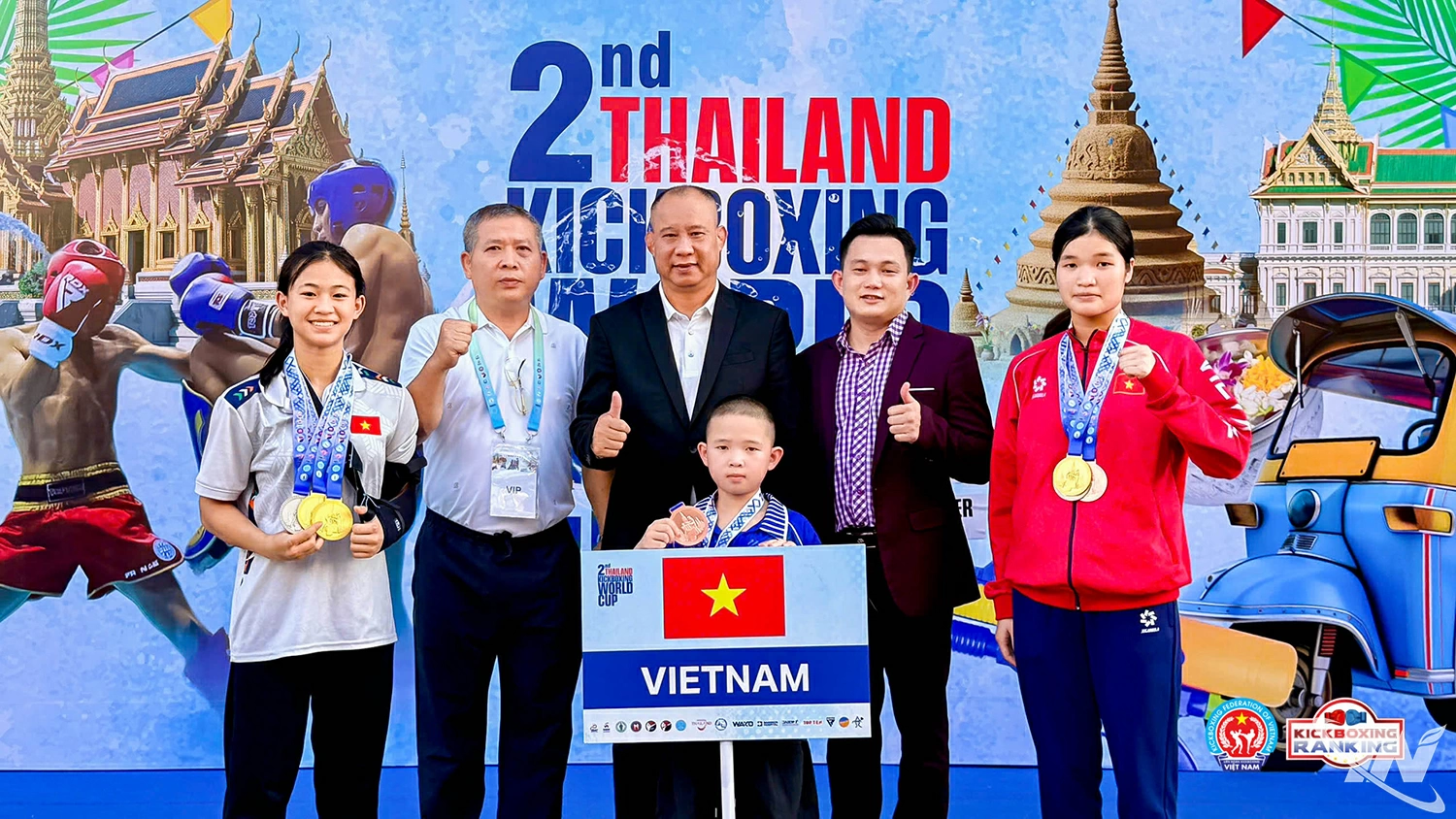 Vận động viên Mông Thị Kiều Trang (bên trái) và Nguyễn Thị Yến Nhi (bên phải) cùng 
những tấm huy chương đóng góp vào thành tích chung của kickboxing Việt Nam.