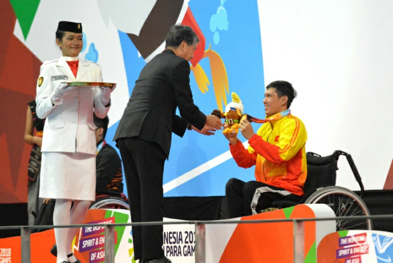 Kình ngư Võ Thanh Tùng nhận tấm Huy chương Vàng thứ 3  
tại Asian Para Games 2018.