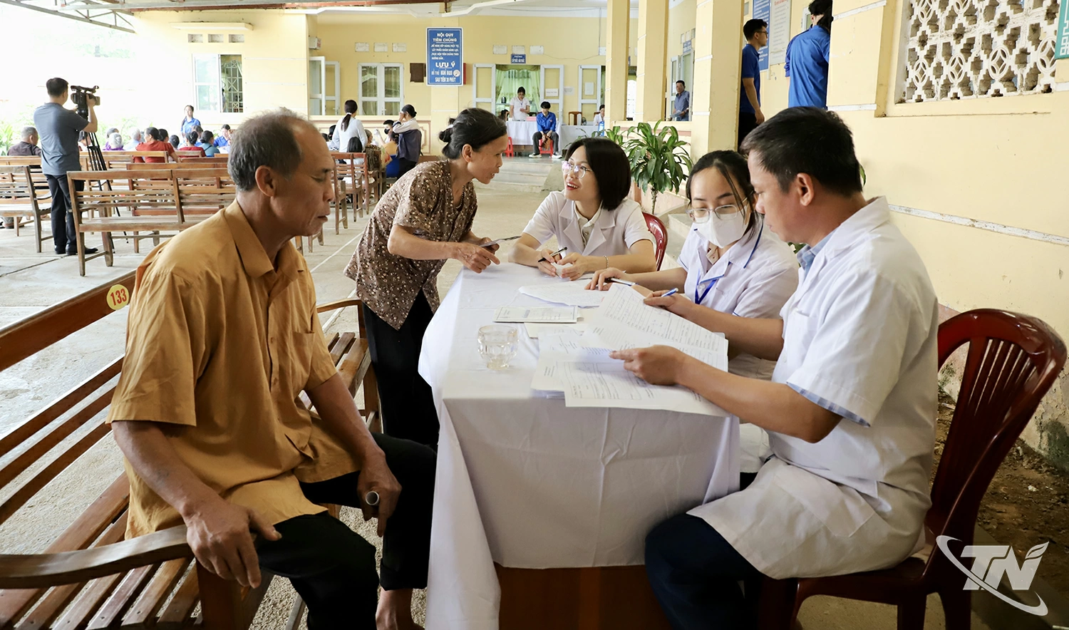 Khám, cấp thuốc cho người cao tuổi.