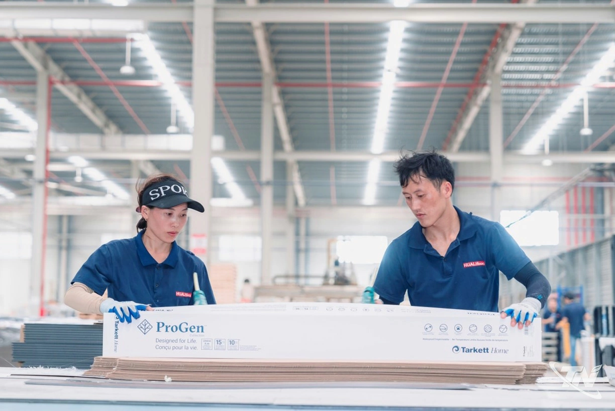  Sản xuất ván sàn tại Công ty TNHH Tập đoàn Huali Việt Nam (Khu công nghiệp Điềm Thụy).