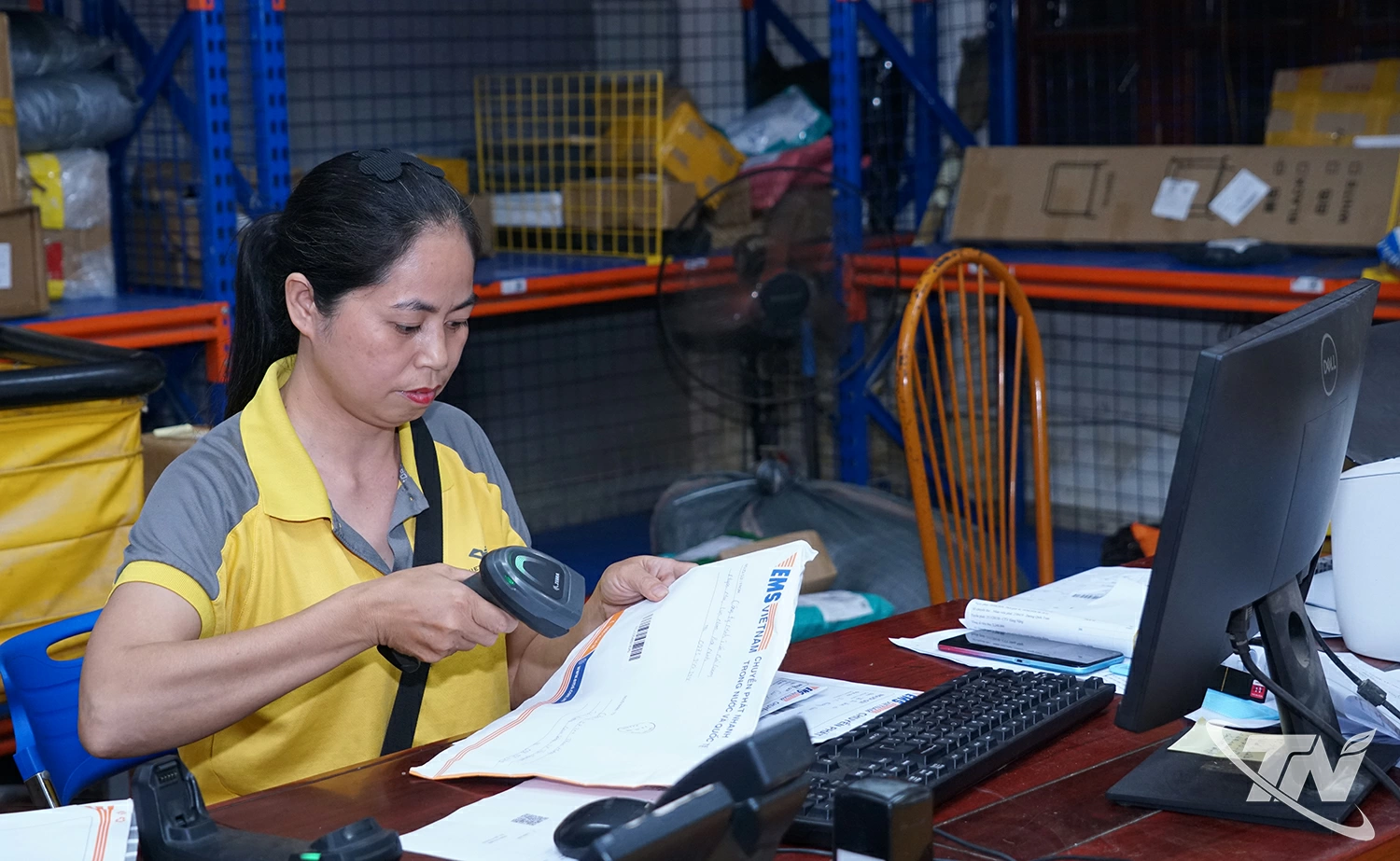 Bưu tá làm việc tại Bưu điện tỉnh Thái Nguyên.